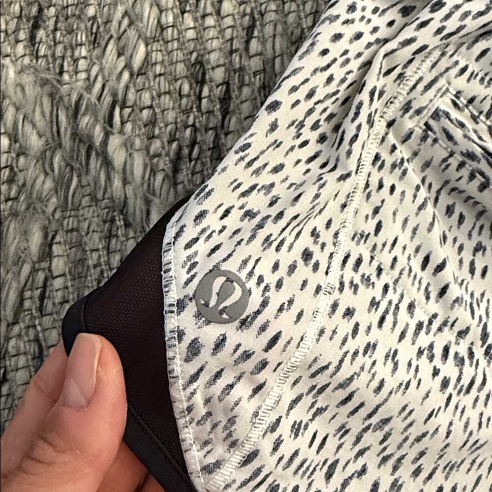 EUC Lululemon Size 4 Hotty Hot Shorts - Picture 5 of 7